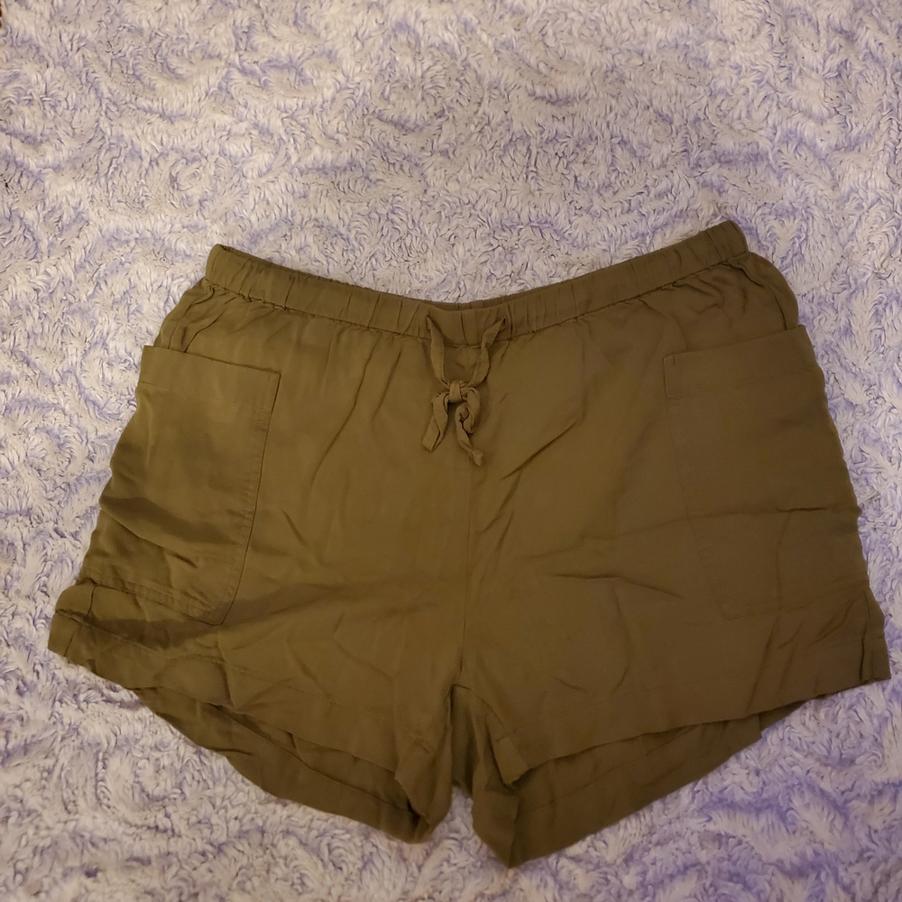 Old Navy Women's Cargo Shorts in Olive